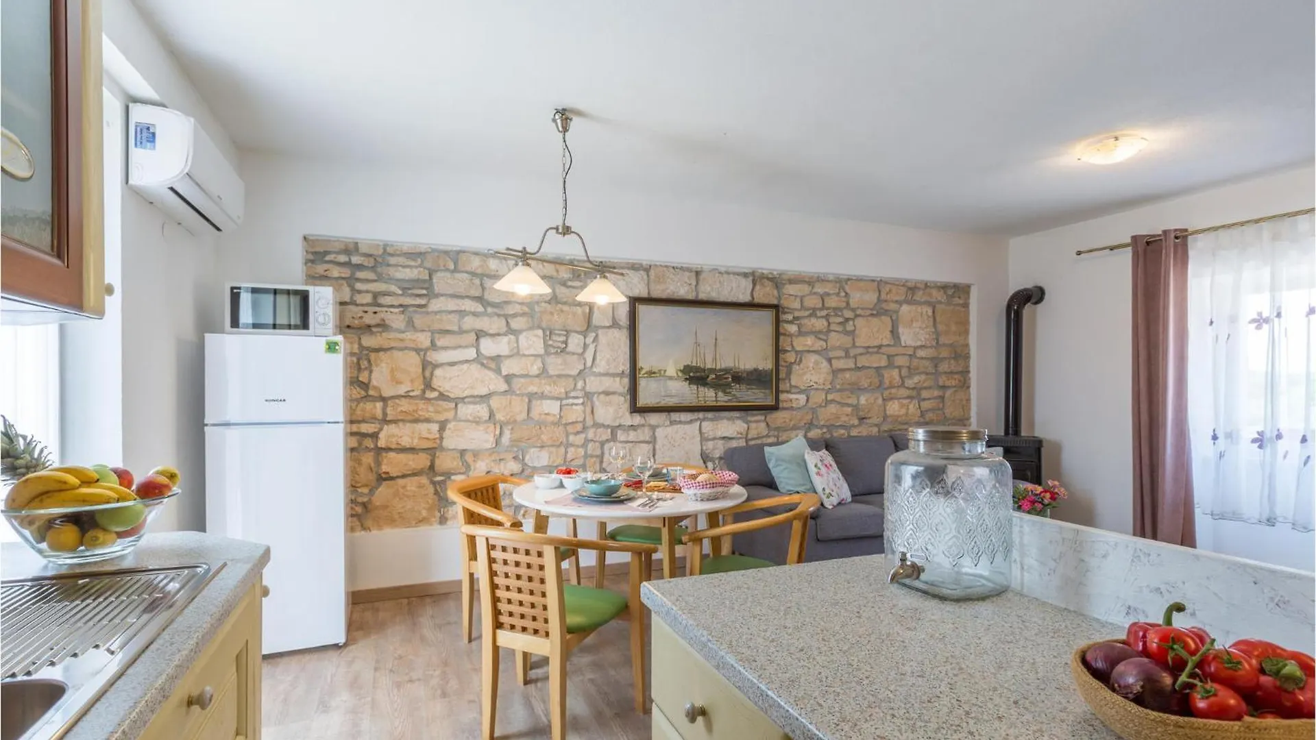 Beautiful Home In Putini With Kitchen