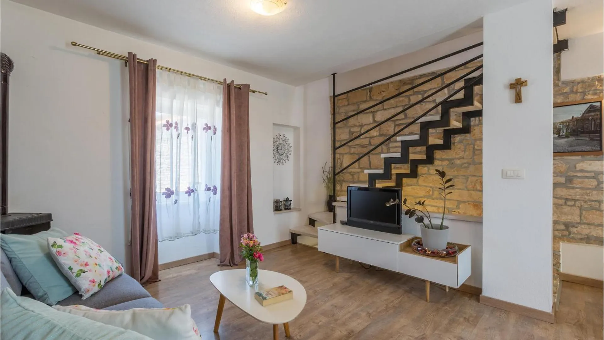 Beautiful Home In Putini With Kitchen